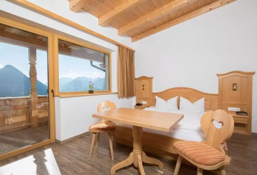 Deluxe Kolmen Hengen Huone, & Alpengasthof Pinzgerhof