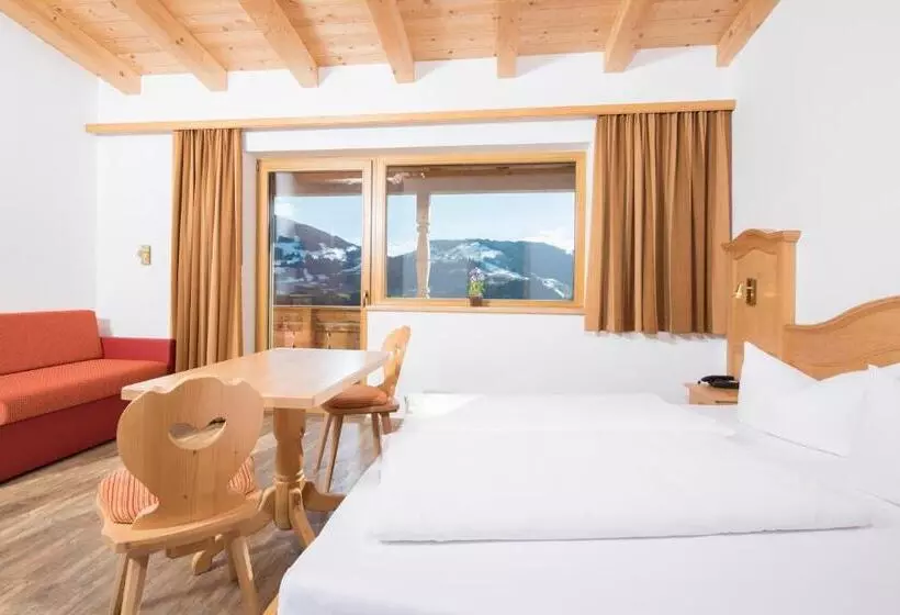 Deluxe Kolmen Hengen Huone, & Alpengasthof Pinzgerhof