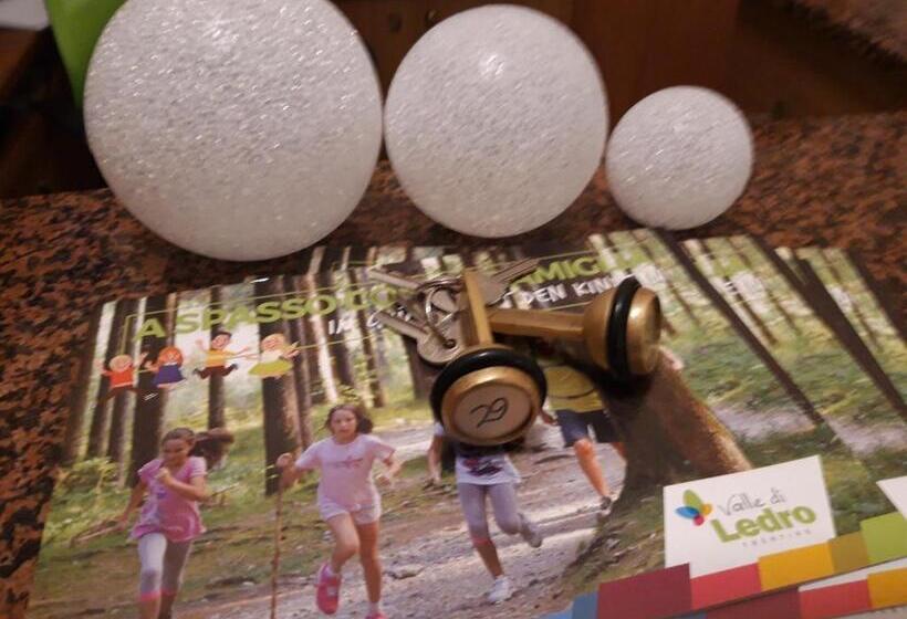 غرفة قياسية مطلّة علي البحيرة, Cima D'oro