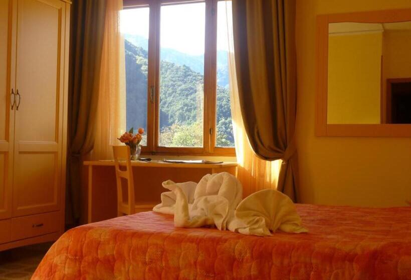 غرفة قياسية مطلّة علي البحيرة, Cima D'oro