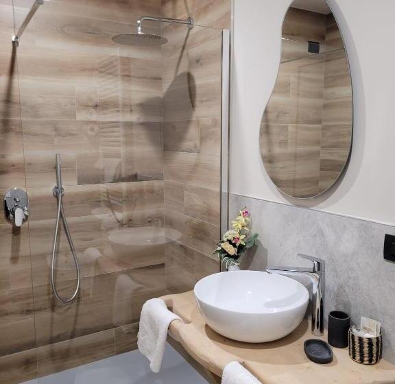 جناح مطل على البحيرة, Cima D'oro