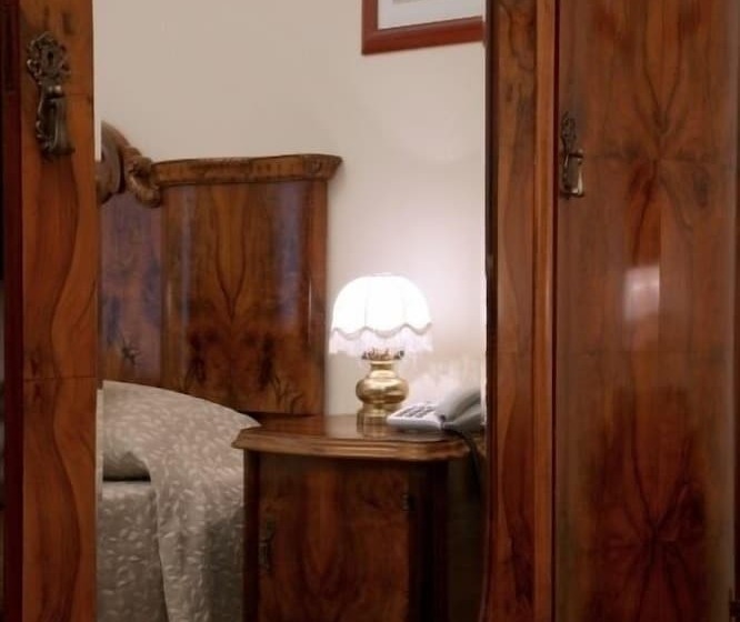 اتاق استاندارد سه نفره, Domus Real Cardello