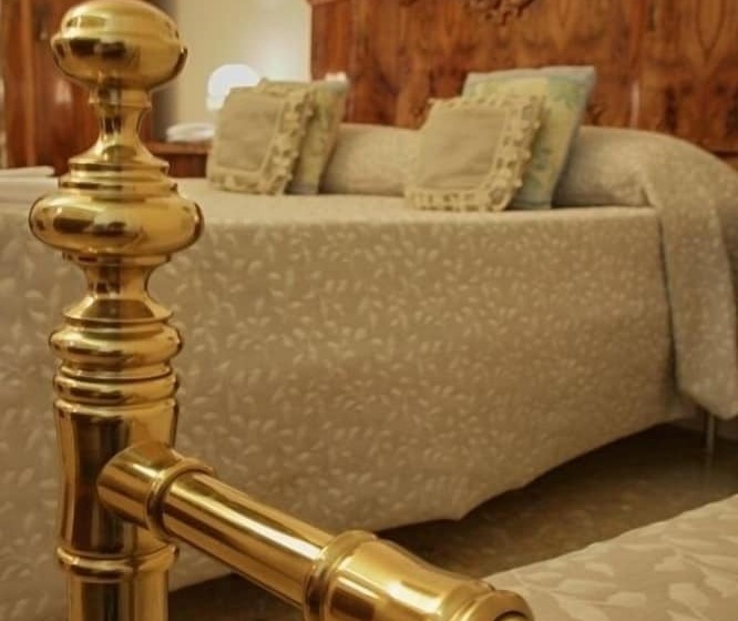 اتاق استاندارد سه نفره, Domus Real Cardello