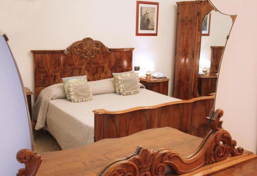 اتاق استاندارد سه نفره, Domus Real Cardello