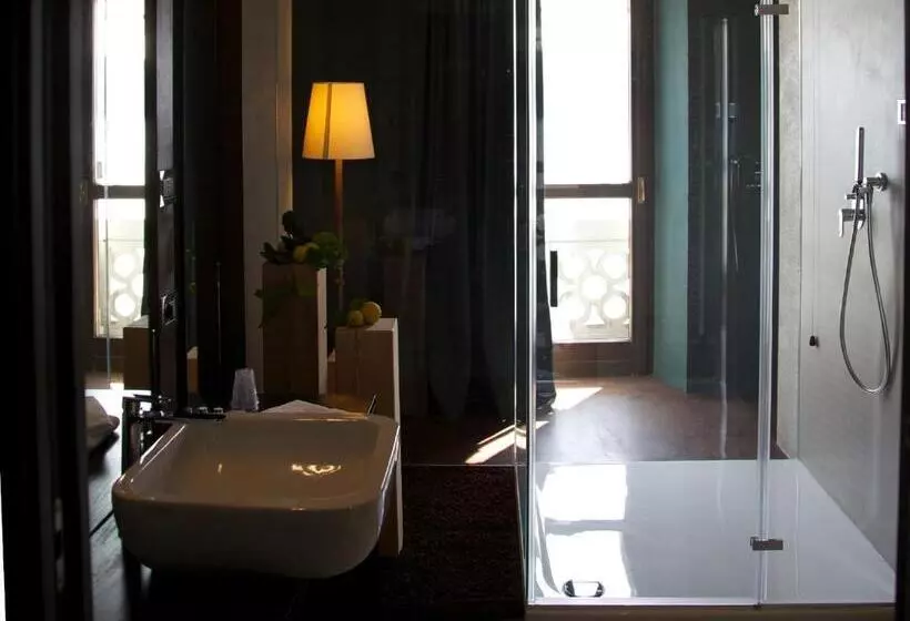اتاق لوکس با چشم‌انداز دریاچه, Locanda Del Benaco