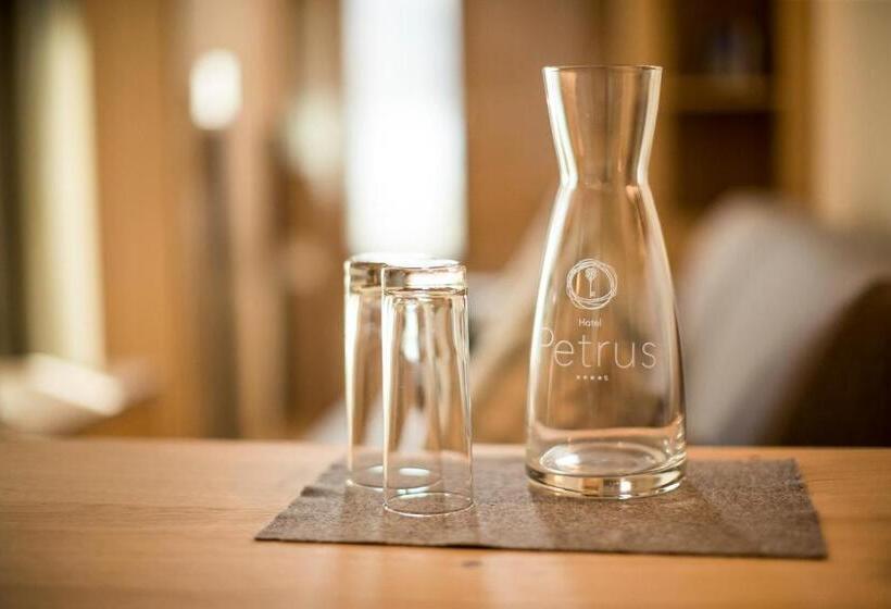 סוויטה עם מרפסת, Petrus