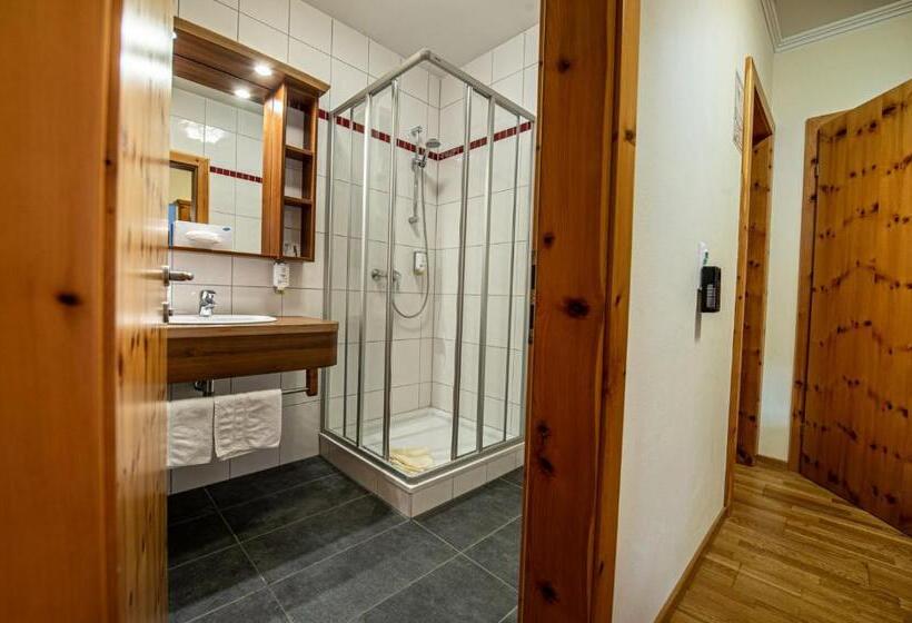 スーペリアファミリールーム, Raunig