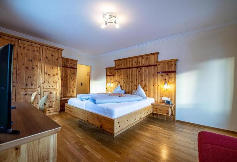 スーペリアファミリールーム, Raunig