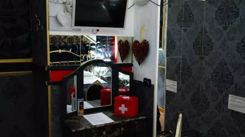 اتاق لوکس با تخت بزرگ, San Desiderio