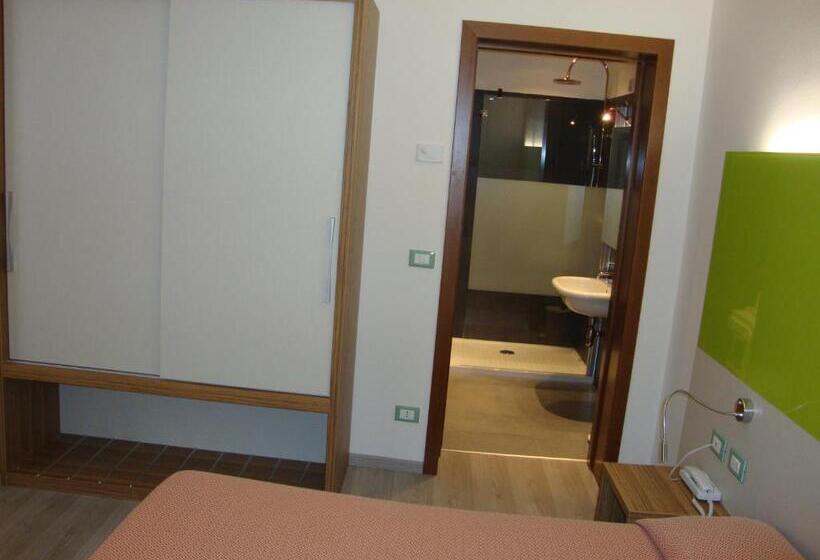 Family flat with balcony, Venezia