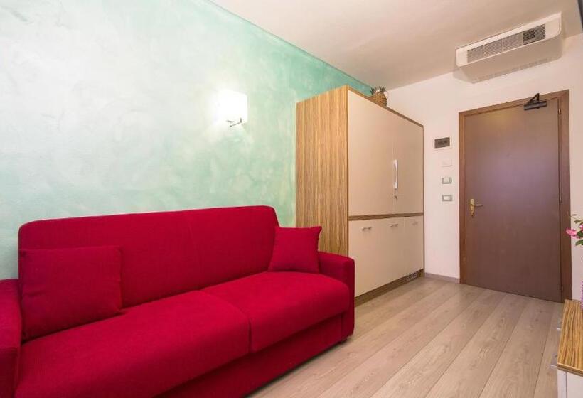 Family flat with balcony, Venezia
