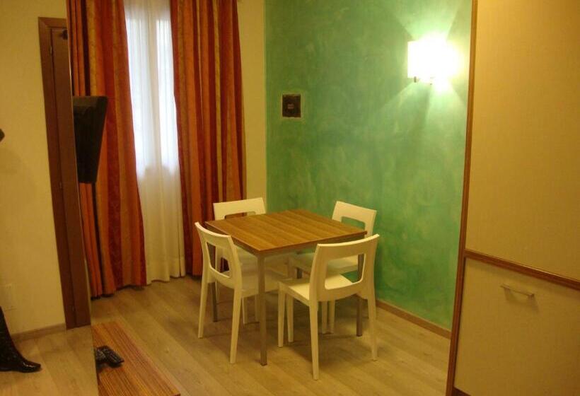 Family flat with balcony, Venezia