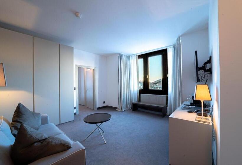 スーペリアースイート, Wulfenia 4s   Adults Only