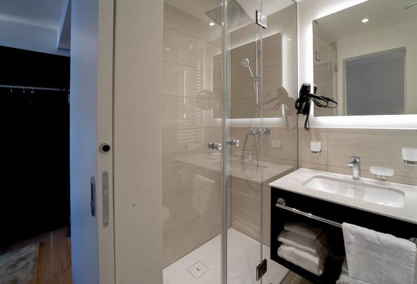 コンフォートルーム, Wulfenia 4s   Adults Only