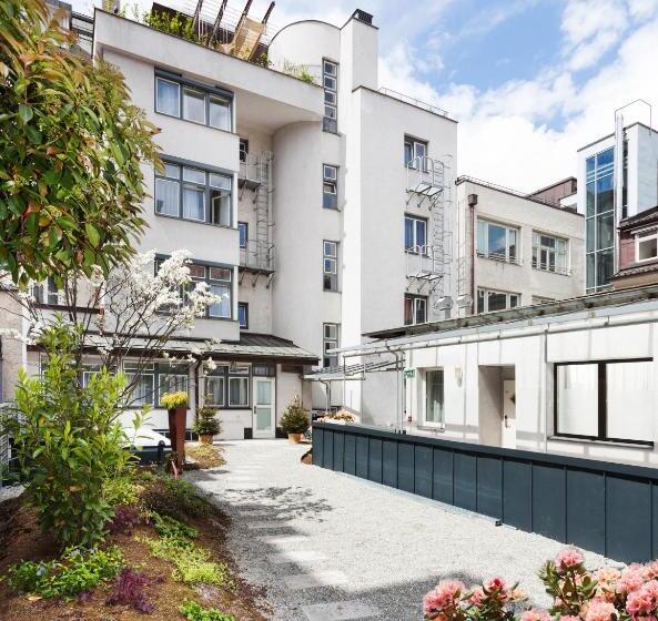 高级大房间, Zach