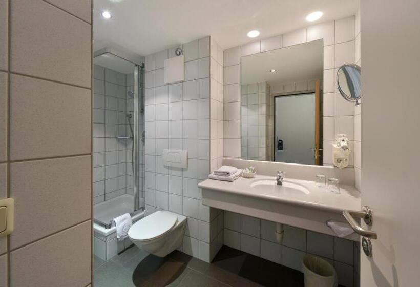 高级大房间, Zach