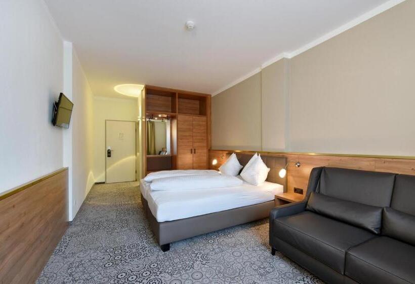 高级大房间, Zach