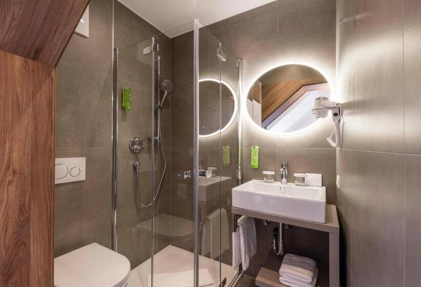 标准间带露台, Zach