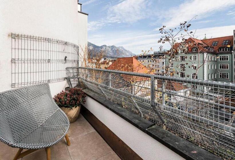 标准间带露台, Zach