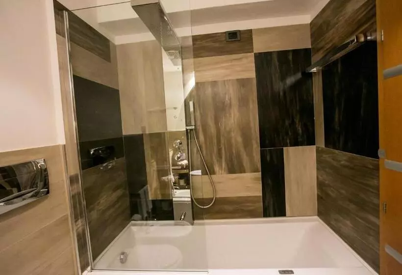 اتاق استاندارد سه نفره, Design Oberosler