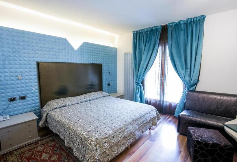 标准三人间, Design Oberosler