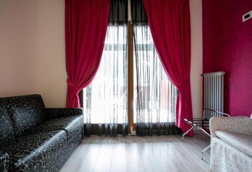 اتاق کلاسیک چهارنفره, Design Oberosler