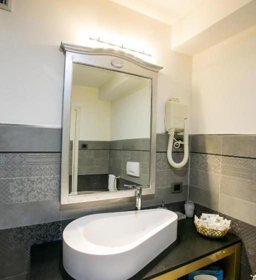 اتاق استاندارد چهار تخته, Design Oberosler