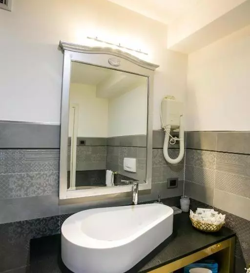 اتاق استاندارد چهار تخته, Design Oberosler