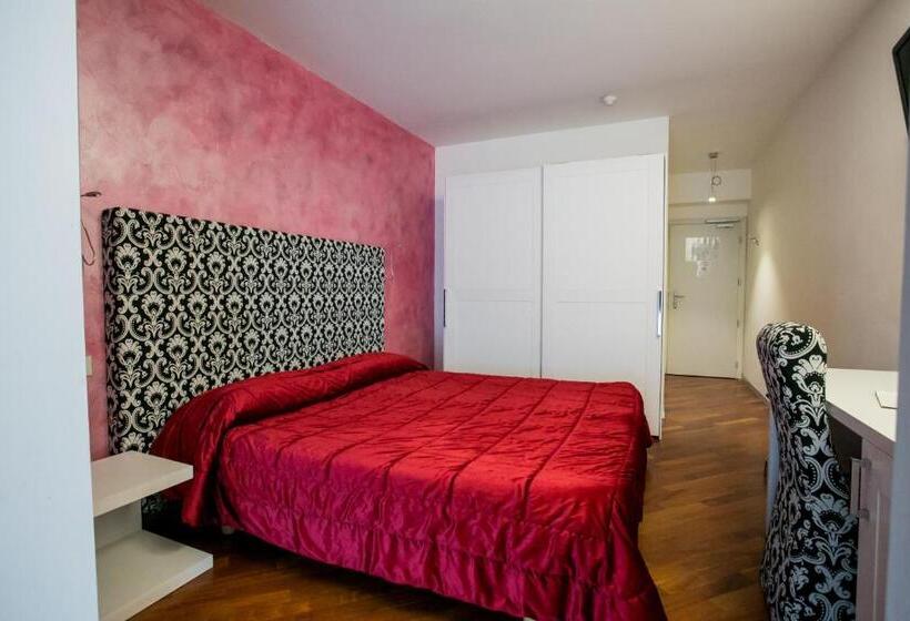 اتاق استاندارد چهار تخته, Design Oberosler