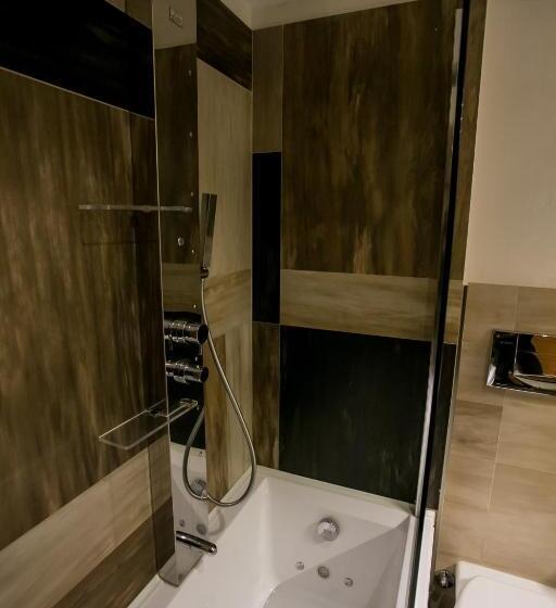 اتاق استاندارد سه نفره, Design Oberosler