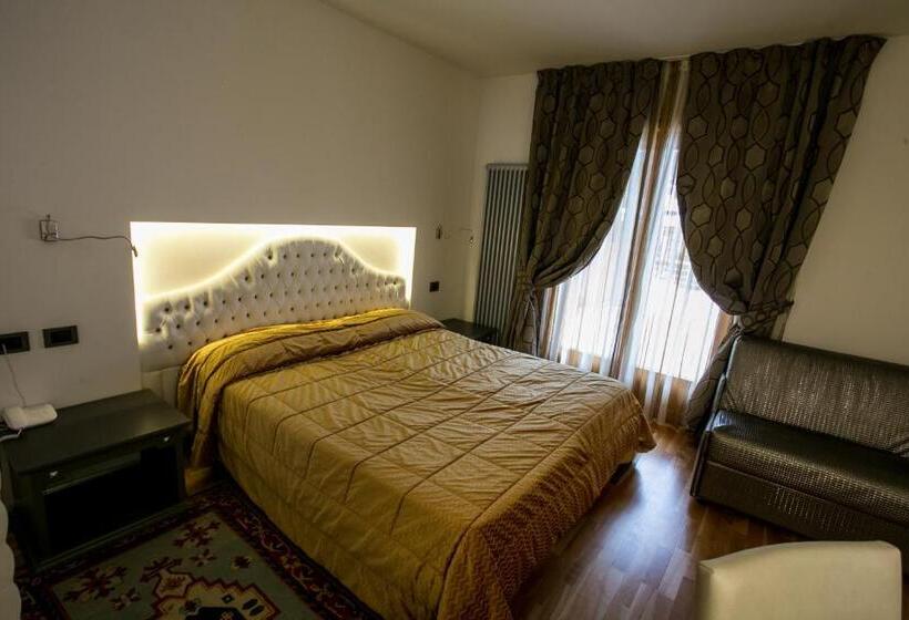 标准三人间, Design Oberosler