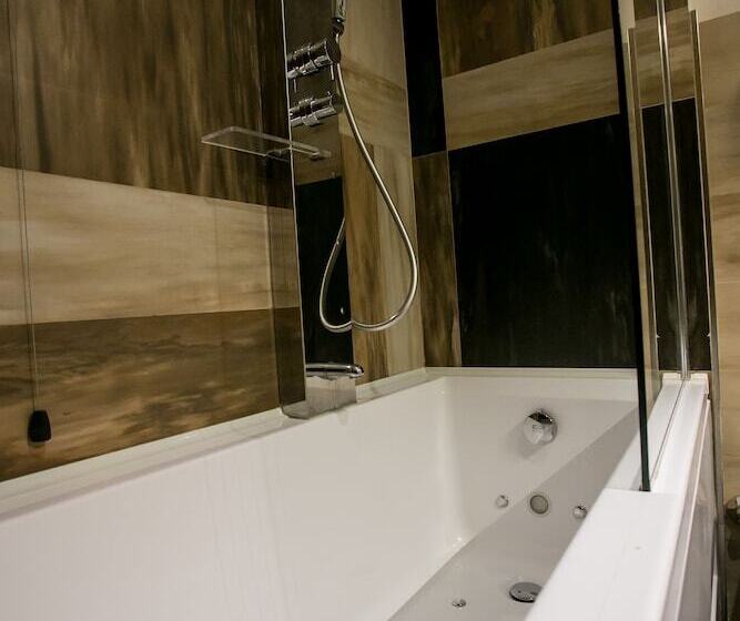 اتاق استاندارد سه نفره, Design Oberosler