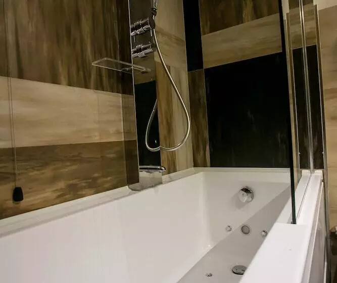 اتاق استاندارد سه نفره, Design Oberosler