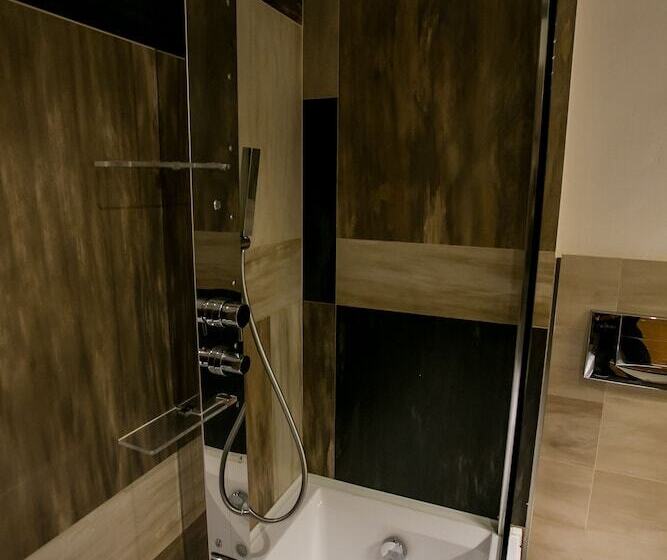 标准三人间, Design Oberosler