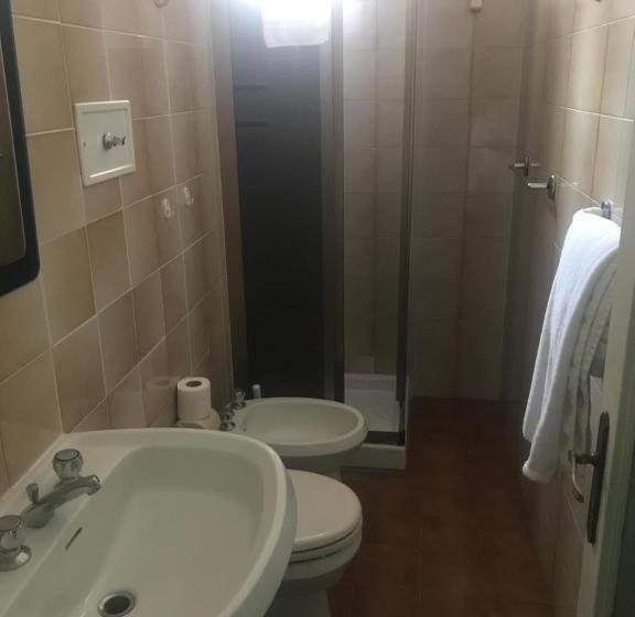 标准三人间, Doria