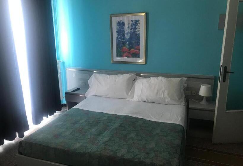 标准三人间, Doria