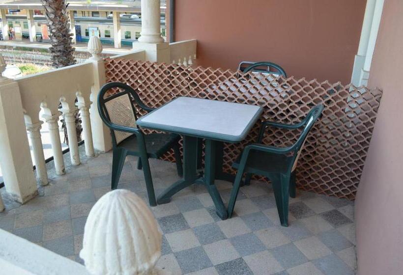 带共用浴室的标准房间, Doria