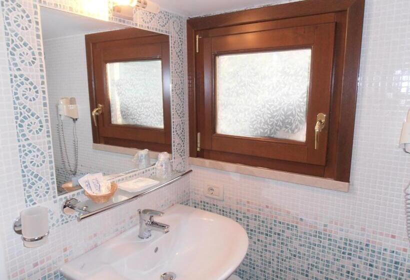 غرفة قياسية مطلّة علي البحيرة, Garnì Bartabel