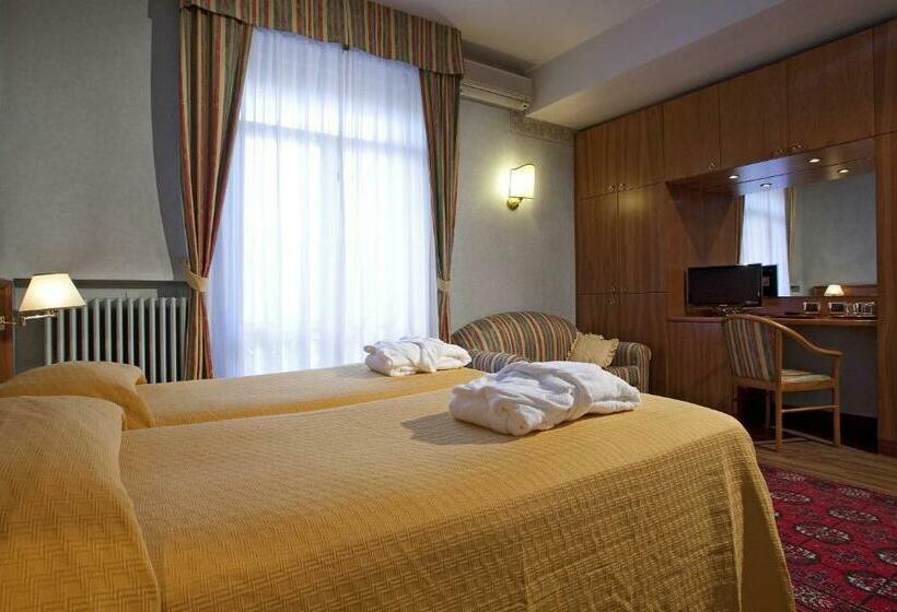 غرفة قياسية ثلاثية, Harrys' Garden