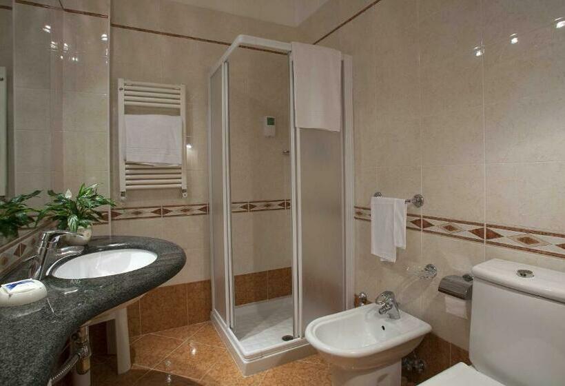 غرفة قياسية ثلاثية, Harrys' Garden