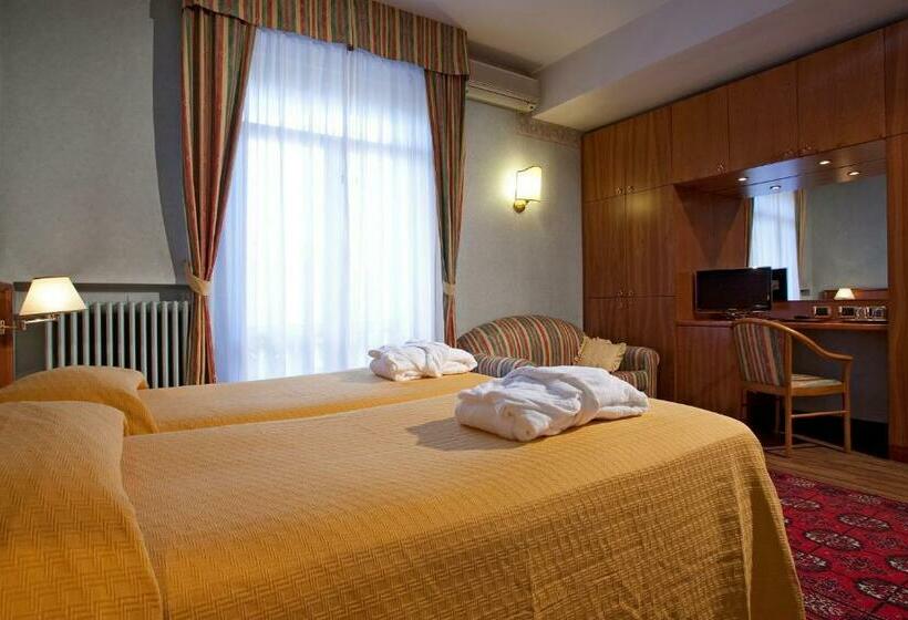 غرفة قياسية ثلاثية, Harrys' Garden