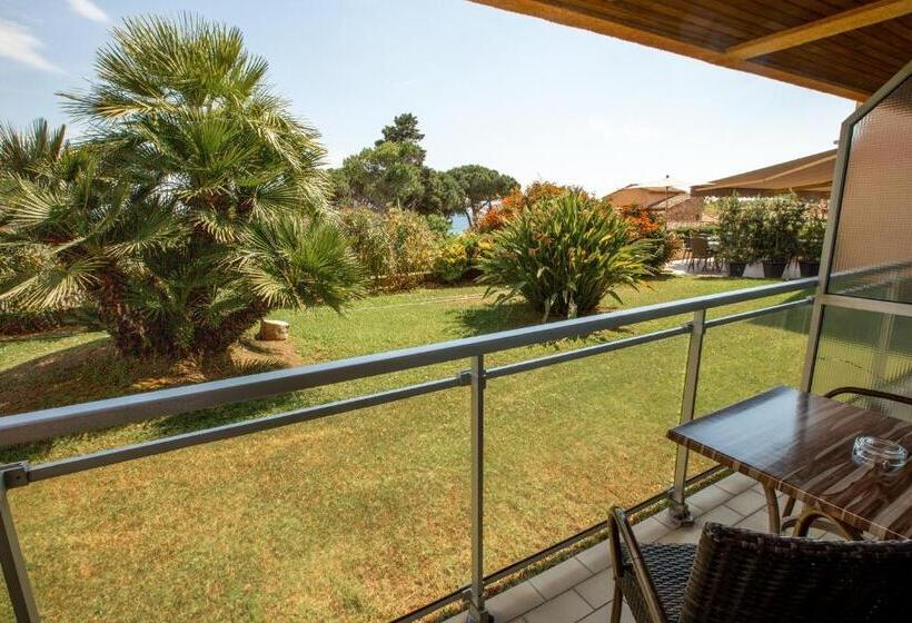 Comfort room with garden view, La Pinede