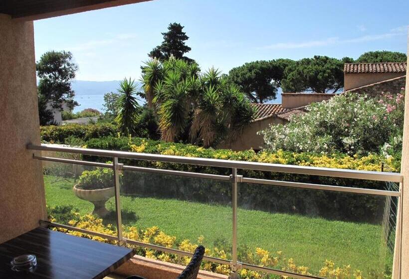 Comfort room with garden view, La Pinede