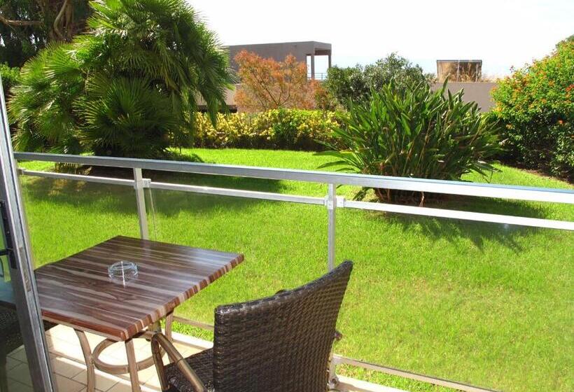 Comfort room with garden view, La Pinede