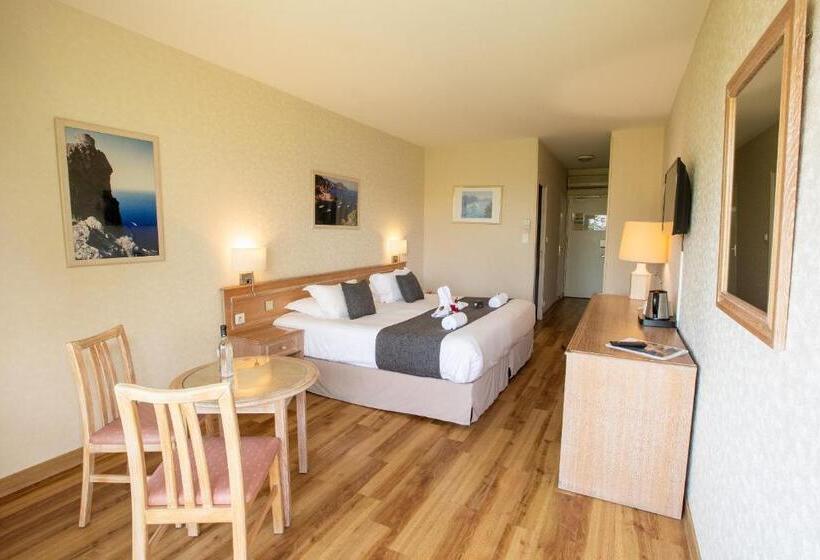 Comfort room with garden view, La Pinede