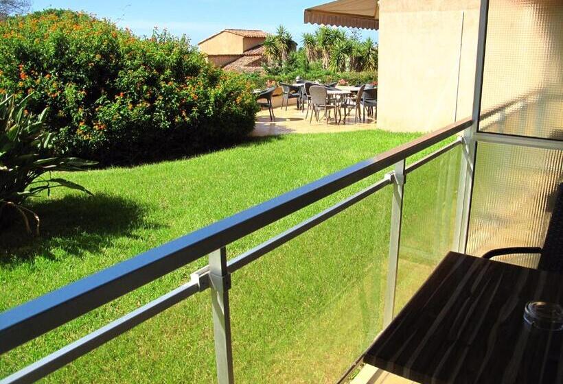 Comfort room with garden view, La Pinede