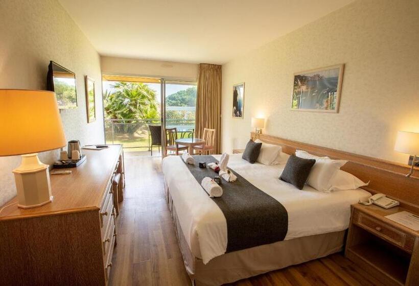 Comfort room with garden view, La Pinede