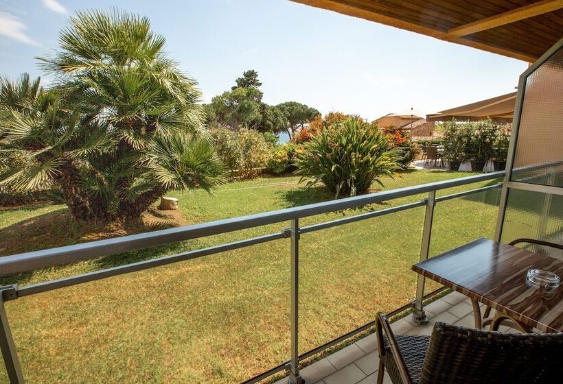 Comfort room with garden view, La Pinede