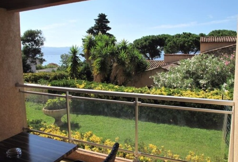 Comfort room with garden view, La Pinede