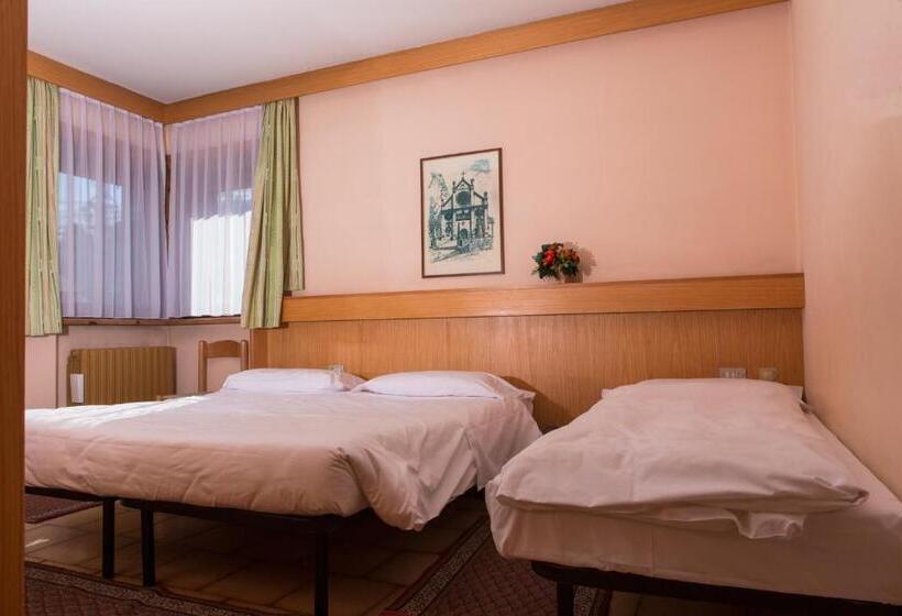 اتاق استاندارد سه نفره, La Baita